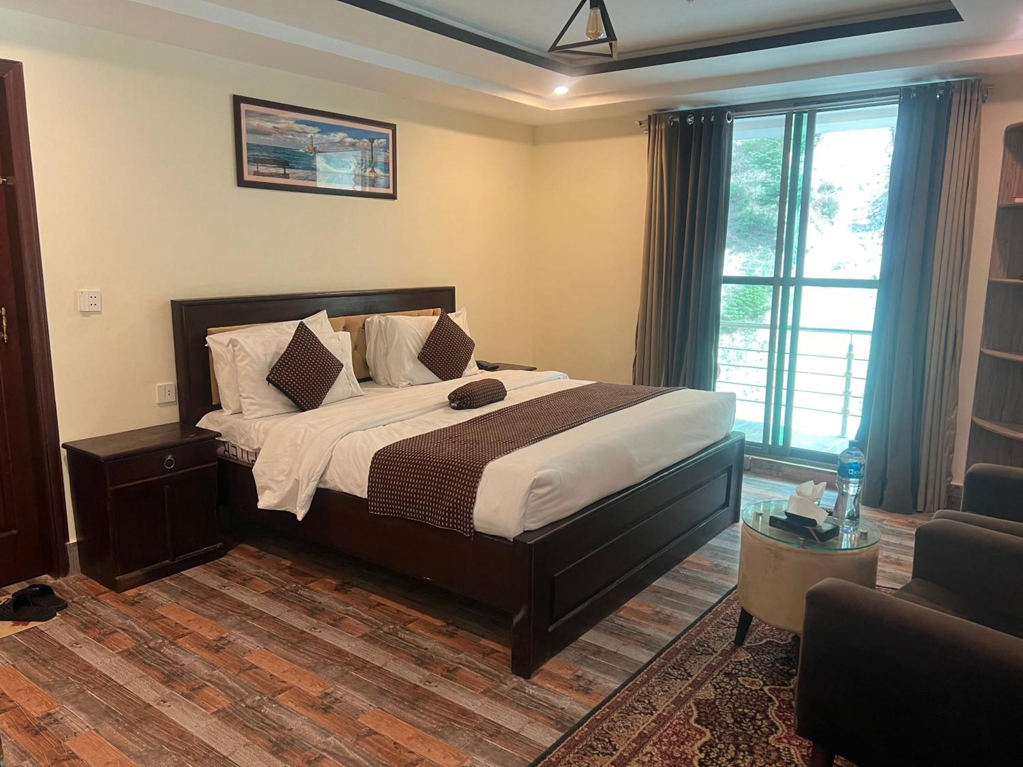 Hotel Birmingham Palace Kalam By Khan Familia Екстериор снимка