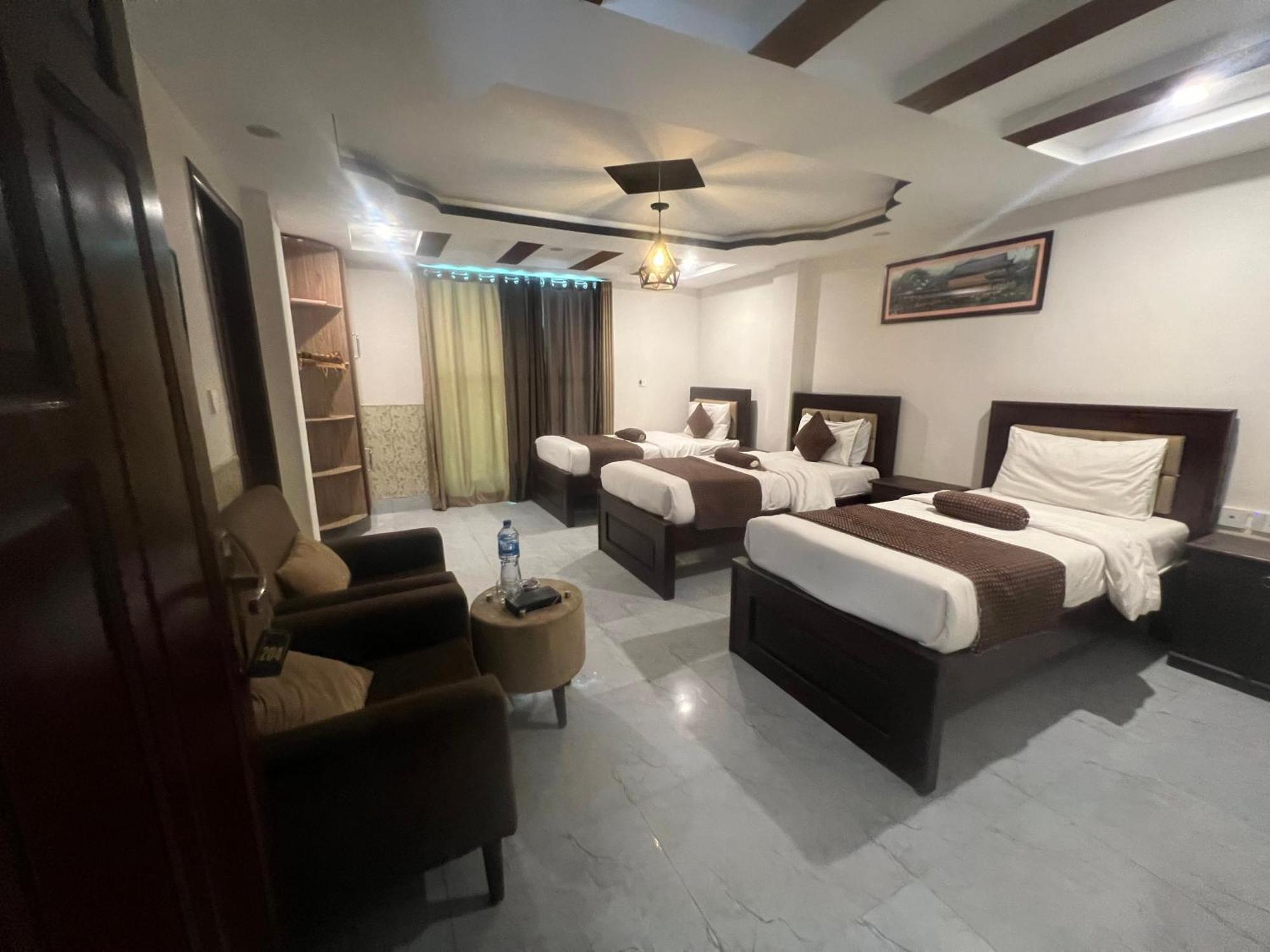 Hotel Birmingham Palace Kalam By Khan Familia Екстериор снимка