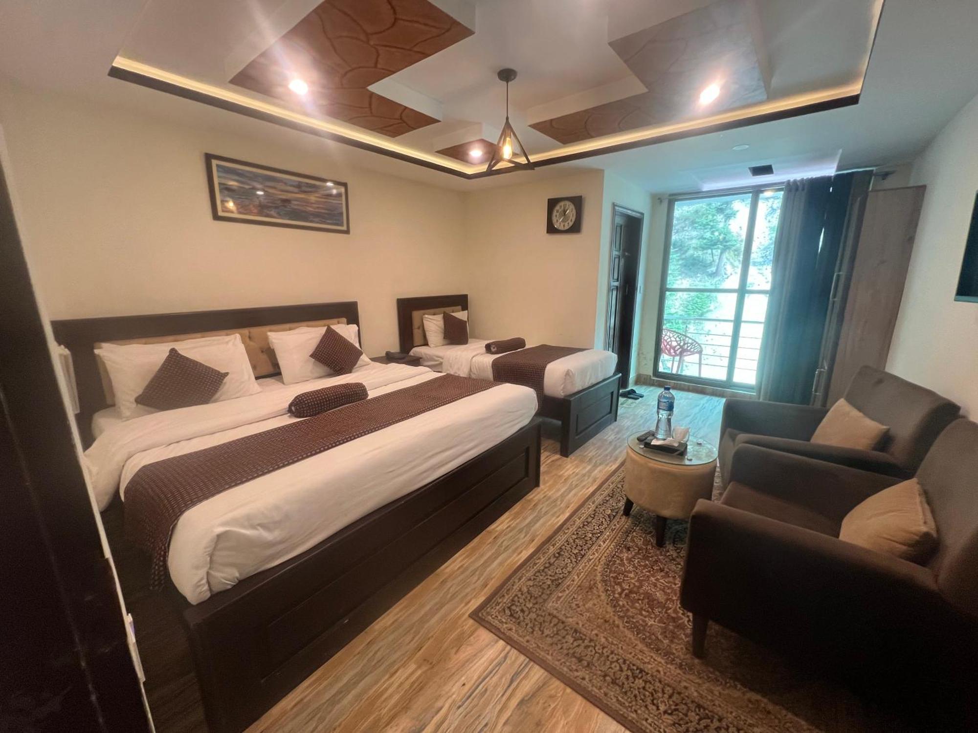 Hotel Birmingham Palace Kalam By Khan Familia Екстериор снимка